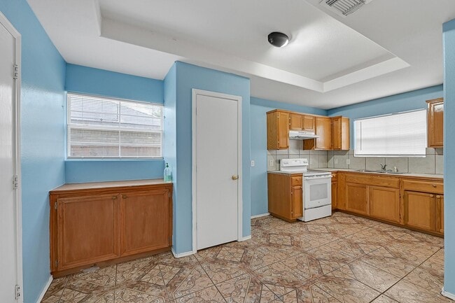 Building Photo - 5518 Rio Ramos St