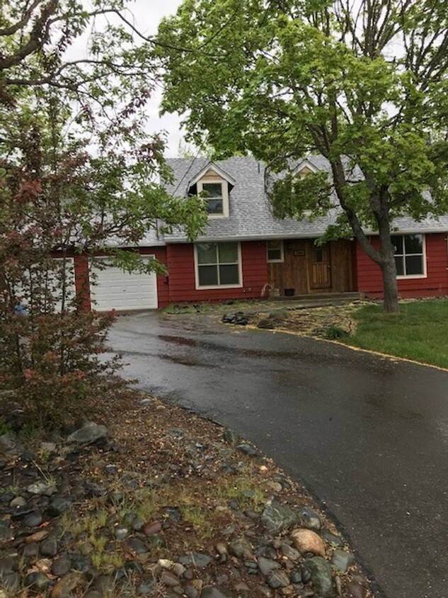 Primary Photo - 3BD 2BTH - 2Car Garage, Fenced Yard, Centr...