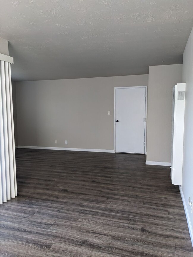 Building Photo - Move-in Special *$250 off of first-month r...