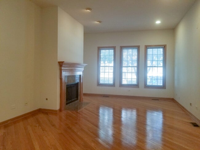 Building Photo - 1321 W Belmont Ave