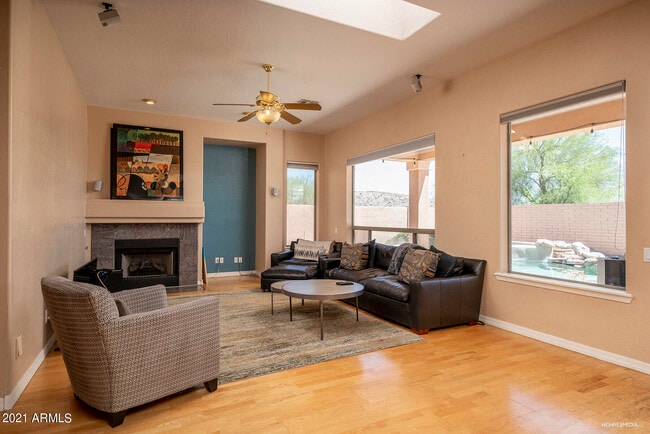 Building Photo - 533 W Desert Flower Ln