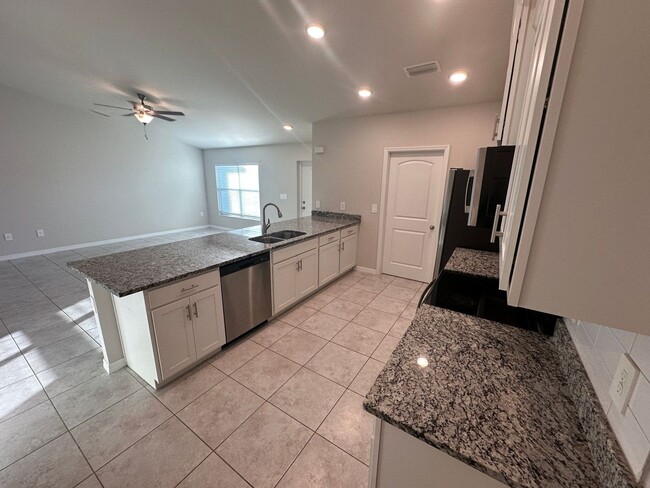 Foto del edificio - 4 Bedroom 2 bathroom NW Cape Coral Home- T...