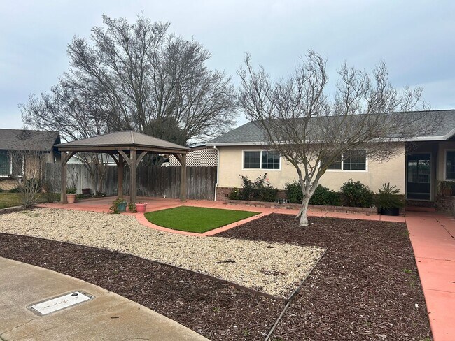 Foto del edificio - 4 Bedroom 2 bath in Oakdale Ca