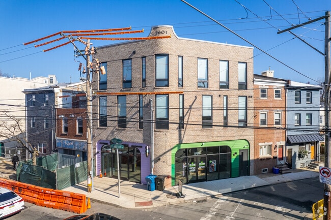 Building Photo - The Skylar (1601)