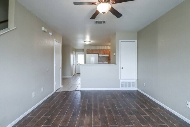 Building Photo - 807 Leifester Cir