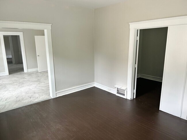 Building Photo - Spacious 3 Bedroom Cleveland Home