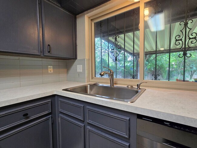 Building Photo - PRICE REDUCTION/SECTION 8 ACCEPTED - AVAIL...