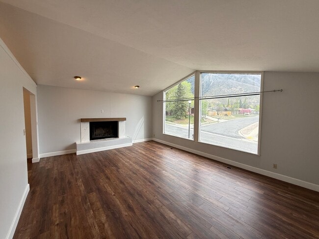 Building Photo - Large Five Bedroom Home, Sandy, 2500 sq ft, New Paint