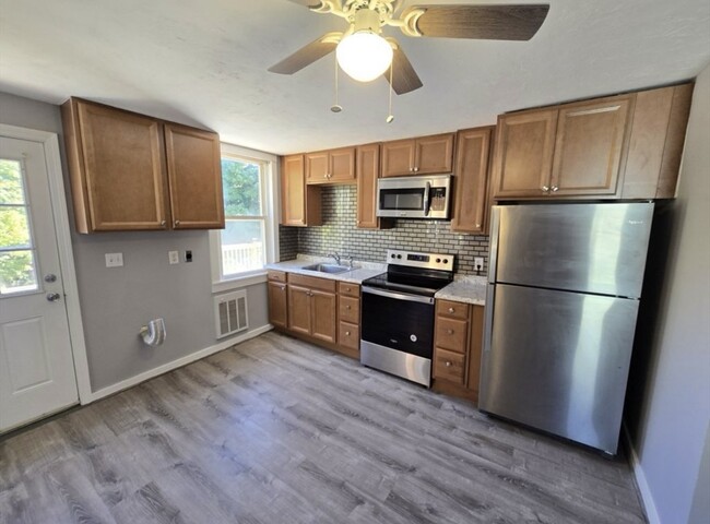 Kitchen - 445 Putnam Hill Rd