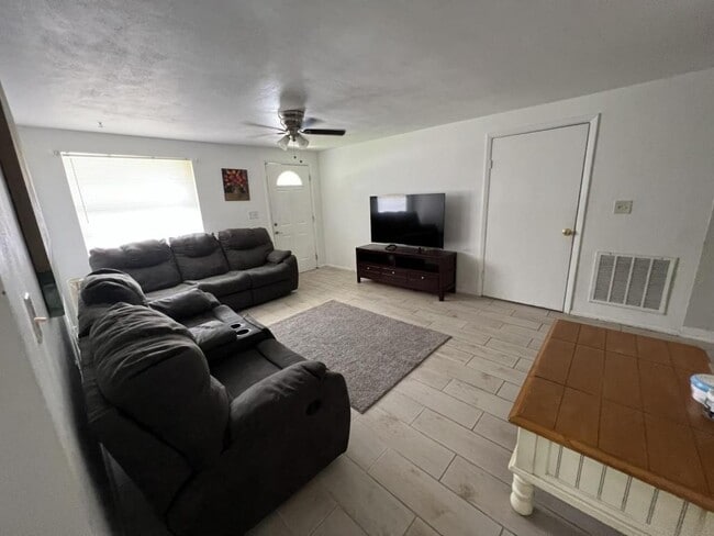 Building Photo - 404 Quail Roost Dr