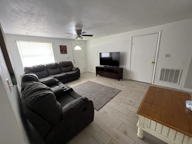 Foto del edificio - 404 Quail Roost Dr