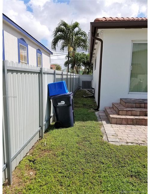 Foto del edificio - 7590 NW South River Dr