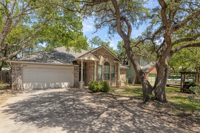 Building Photo - Charming Single-Story Home with Hardwood F...