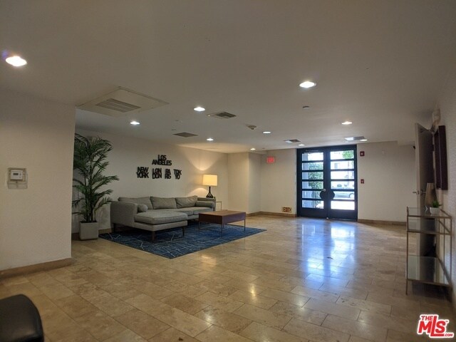 Building Photo - 147 S Doheny Dr