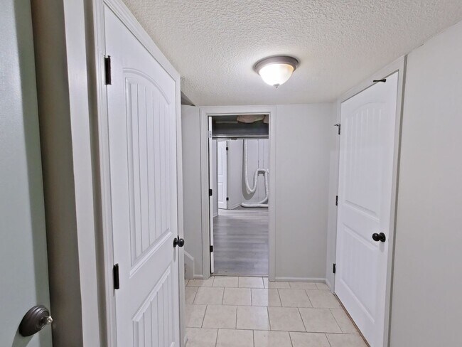 Foto del edificio - Lovely 3 bedroom/1.5 bath home with one car garage and finished basement.