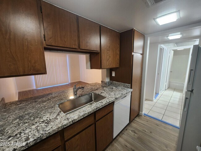 Foto del edificio - 3033 E Devonshire Ave