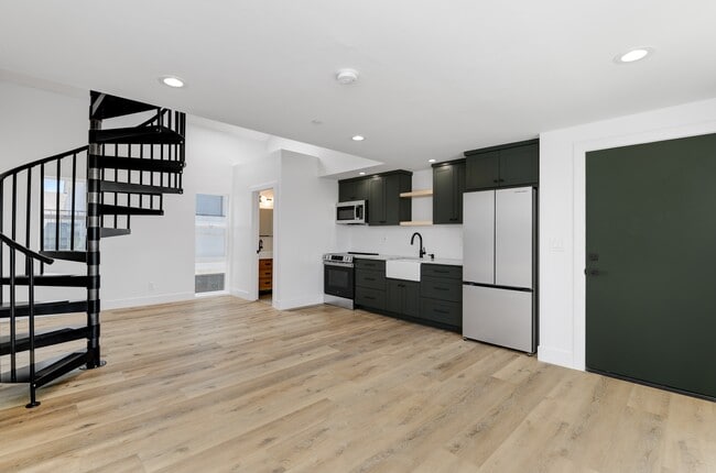 Building Photo - 3010 Suncrest Dr