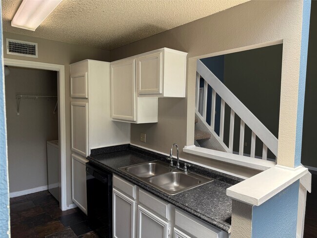 Foto del edificio - 8579 Sands Point Dr