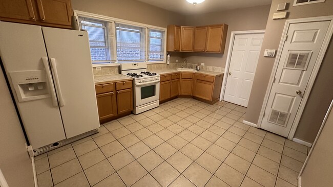 Large Eat-in kitchen - 7948 S Drexel Ave
