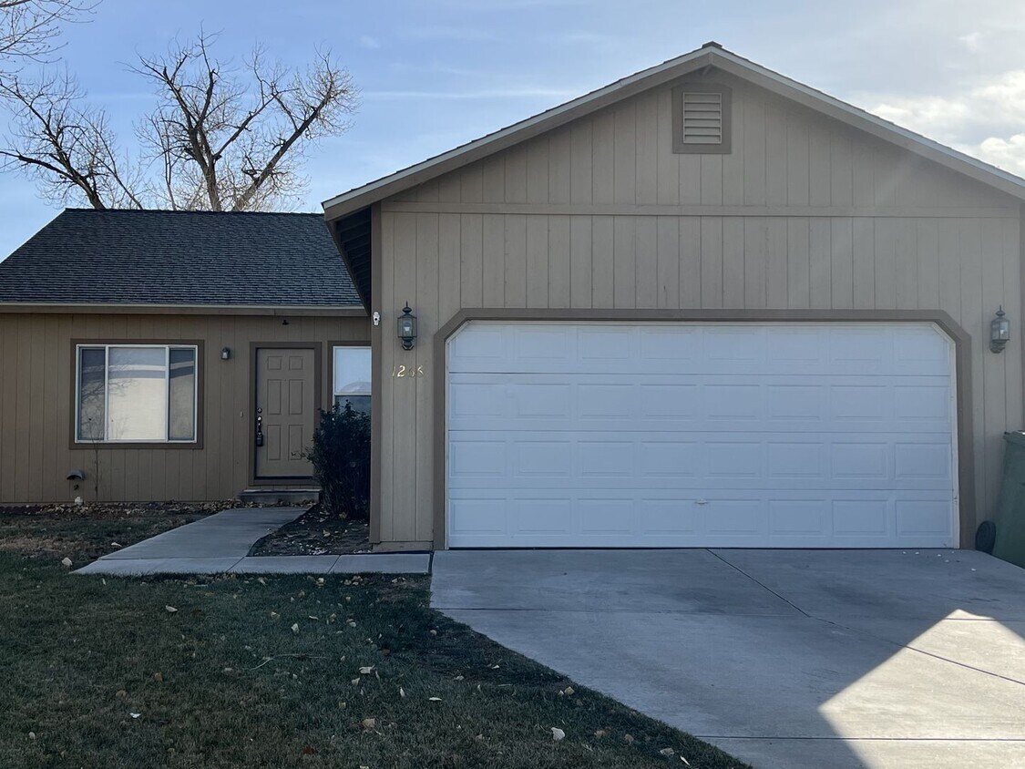 Foto principal - ***MOVE IN SPECIAL *** 4-bedroom home loca...