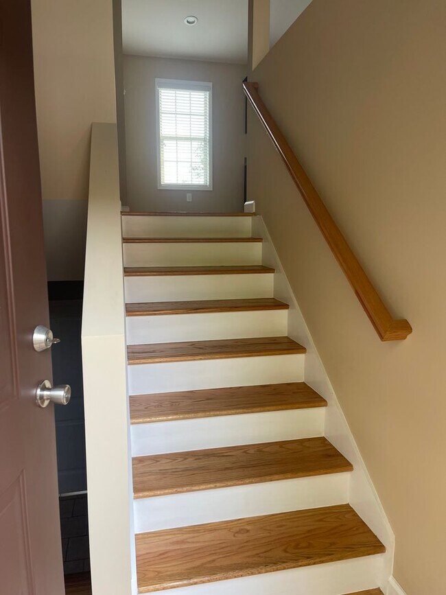 Foto del edificio - 2 bedroom/2 bath split level home in Johns...