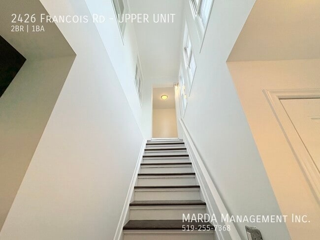 Photo du bâtiment - SPACIOUS 2+1 BEDR/1 BATH UPPER UNIT - EAST...