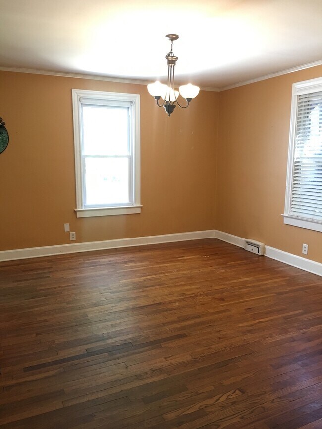 Building Photo - Adorable 2 bedroom, 1 bath home with an upstairs apartment!