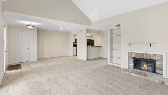 Building Photo - 2 Bedroom Upstairs Condo - Community Pool