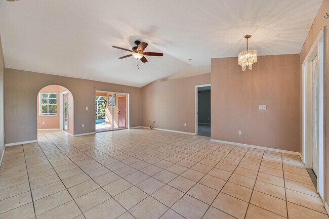 Foto del edificio - CAPE CORAL POOL HOME AVAILABLE NOW!