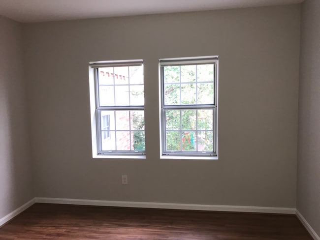 bedroom - 1729 N Queens Ln