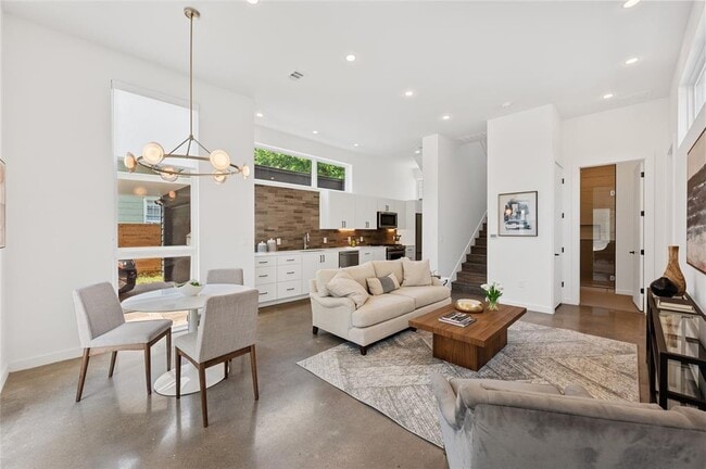 Building Photo - 2708 La Mesa Dr