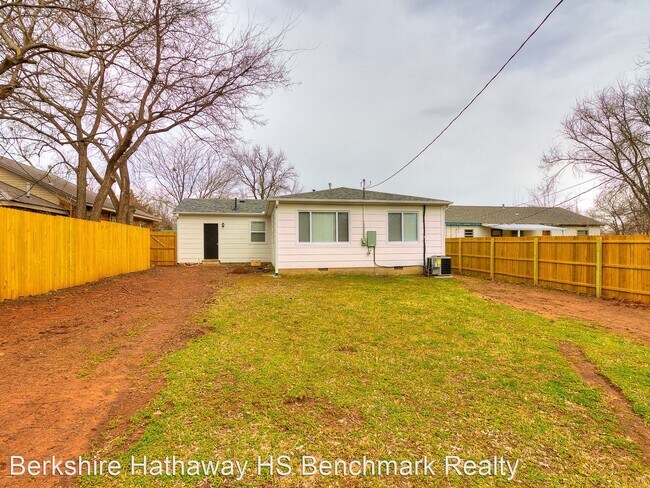 Building Photo - 3 br, 1 bath House - 315 W Chicago