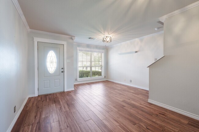 Foto del edificio - Modern Elegance: 3-Bedroom Townhome with Wood Flooring, Shaded Deck, and Inclusive Amenities