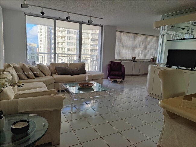 Foto del edificio - 18021 Biscayne Blvd