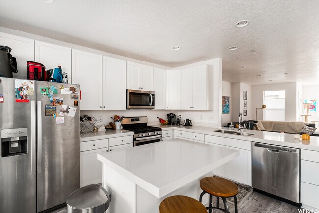 Foto del edificio - 3841 Kinglassie Ln