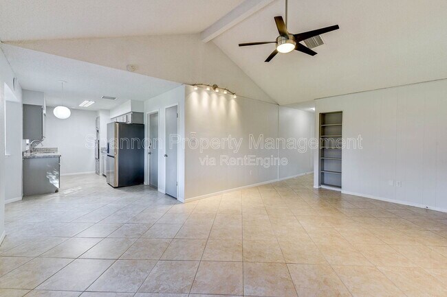 Foto del edificio - 5911 Chrystell Ln