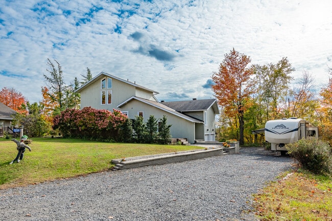 Building Photo - 1238 Barnwell Crescent