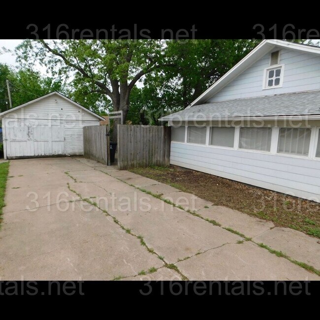 Building Photo - Cozy 2 bedroom home on corner lot!