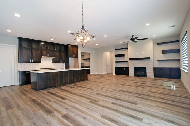 Building Photo - Gorgeous Home