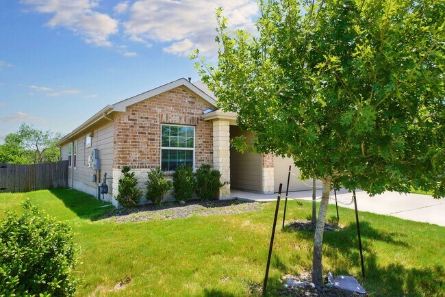 Building Photo - Stunning 4 Bedroom, 3 Bathroom Home Now Av...