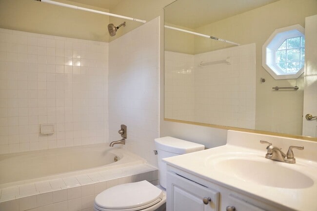 Foto del edificio - Beautiful 2 BR/2 BA Condo in Greenbelt Lak...