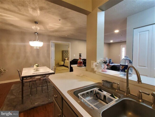 Building Photo - 2001 Phillips Terrace