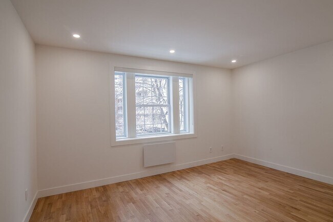 Building Photo - 2060 Rue du Fort