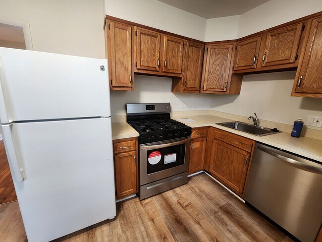 Building Photo - Spacious, BRIGHT, 2BR House w/ HW Floors, W/D
