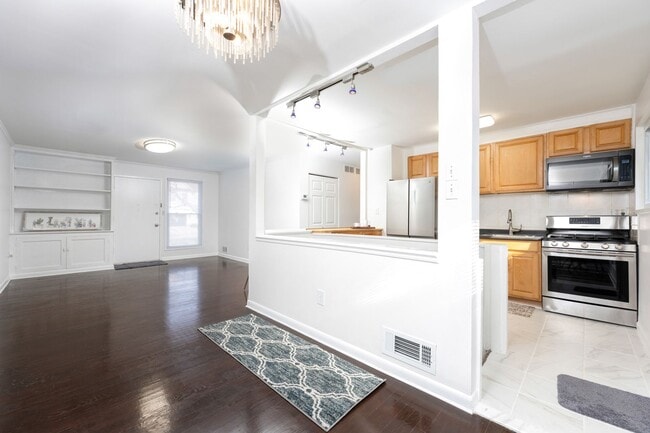 Building Photo - Beautifully remodeled Bethesda Home