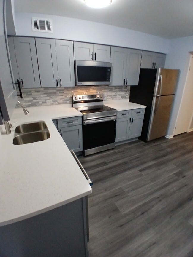 Building Photo - 9460 Bay Colony Dr