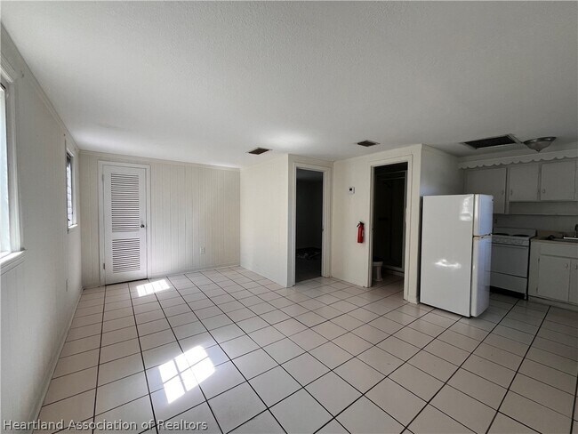 Foto del edificio - 2006 Sugrue Ave