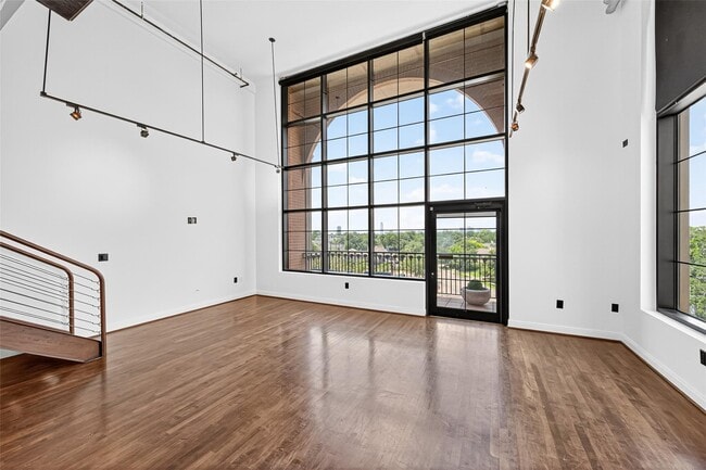 Building Photo - 1025 S Shepherd Dr