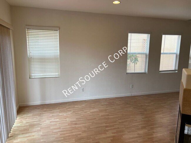 Building Photo - 4 Bedroom Plus Loft For Rent in Santa Clar...