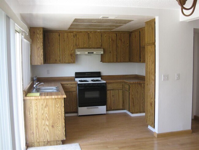 Kitchen - 15210 Shadybend Dr